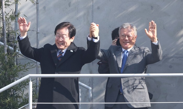 손 맞잡은 <b>이재명</b>-<b>문재인</b>…野, '실용·중도·진보' 빅텐트 구축 시동
