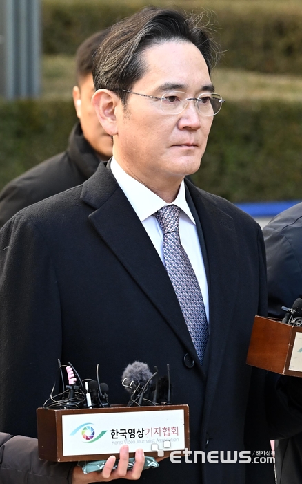 부당합병 등 혐의와 관련해 1심에 이어 항소심에서도 무죄를 선고받은 이재용 삼성전자 회장이 3일 서울 서초구 서울고등법원을 나서고 있다. 이동근기자 foto@etnews.com