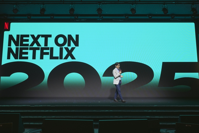 원본보기  강동한 한국 콘텐츠 부문 부사장(VP)이 4일 페어몬트 앰배서더 서울에서 열린 '넥스트 온 넷플릭스 2025 코리아'에서 기조연설을 진행하고 있다.