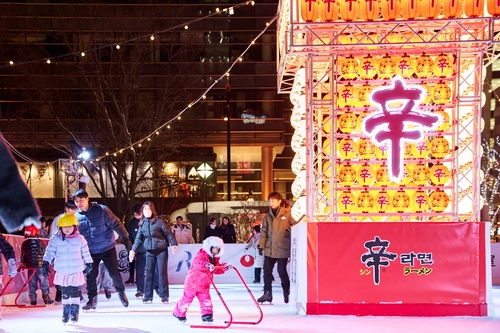 농심이 삿포로 눈축제 기간 운영중인 '신라면 스마일링크 삿포로'. [자료:농심]
