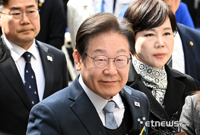 이재명 더불어민주당 대표가 26일 서울 서초구 서울고등법원에서 열린 공직선거법 위반 사건의 항소심 선고에 출석하고 있다. 사진공동취재단