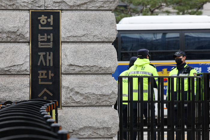 헌법재판소가 윤석열 대통령 탄핵심판 선고를 앞두고 논의를 이어가고 있는 30일 서울 종로구 헌법재판소 앞에서 경찰이 경계 근무를 서고 있다. 연합뉴스
