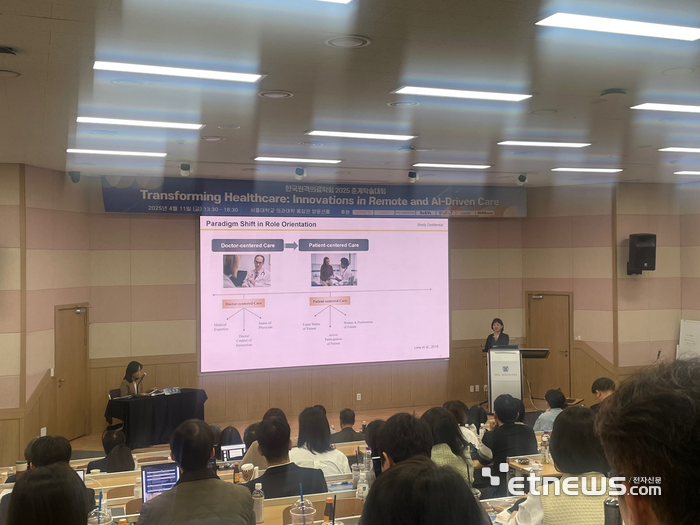 강은경 카카오헬스케어 상무가 11일 서울 종로구 서울대 의과대학 융합관에서 열린 2025 한국원격의료학회 춘계학술대회에서 '원격 환자 모니터링(RPM)의 다음 단계'를 주제로 발표했다.