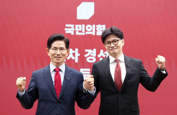 국민의힘 대선 최종 경선에 진출한 김문수(왼쪽)·한동훈 후보.      사진은 지난 23일 열린 2차 경선 토론회 미디어데이에 참석한 김문수·한동훈 후보.  [연합뉴스 자료사진]