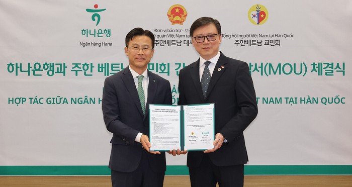 하나은행은 지난 29일 서울 종로구 소재 베트남 대사관에서 주한 베트남 교민회와 '국내 거주 베트남 교민 대상 금융교육 제공 및 교민회 활동 지원을 위한 업무협약'을 체결했다.이날 협약식에 참석한 서유석 하나은행 