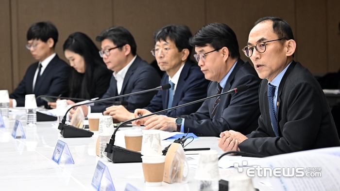3월 서울 중구 대한상공회의소에서 열린 '2025 산업계 개인정보 정책간담회'에서 고학수 개인정보보호위원회 위원장(오른쪽 첫번째)이 인사말을 하고 있다.전자신문DB