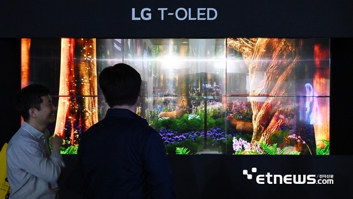 국내 최고 정보통신기술(ICT) 축제 월드IT쇼(WIS) 2025에서 참관객이 LG전자 T-OLED를 살펴보고 있다.이동근기자 
