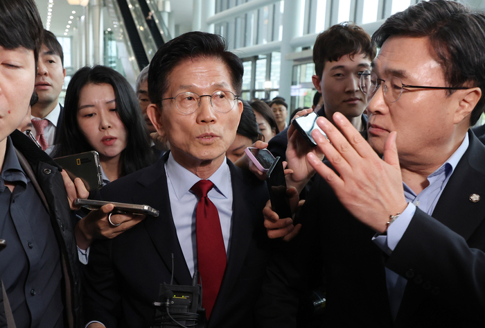 국민의힘 김문수 대선 후보가 6일 아시아태평양경제협력체(APEC) 회의장인 경북 경주시 경주화백컨벤션센터에서 국민의힘 재선 의원 모임 간사인 엄태영 의원과 초선 의원 모임 간사인 김대식 의원의 방문을 받고 일정 중단