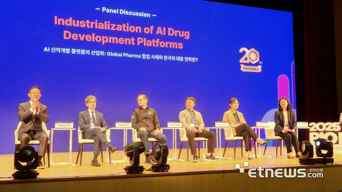 7일 서울 삼성동 코엑스에서 열린 '바이오코리아 2025' 에서 패널들이 신약개발 AI 현 주소와 발전 방안에 대해 논의하고 있다.맨 왼쪽부터 윤태영 서울대 교수(프로티나 대표),<a href=