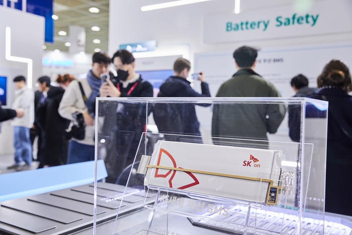 지난달 서울 강남구 코엑스에서 열린 '인터배터리 2025'에서 참관객들이 SK온 부스를 둘러보고 있다.(SK온 제공)