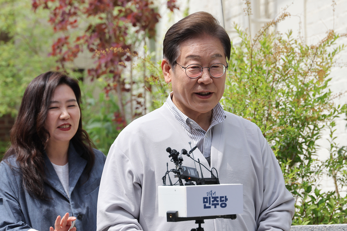더불어민주당 이재명 대선 후보가 '골목골목 경청투어:국토종주편'에 나선 7일 전북 전주시 완산구의 한 카페에서 'K-콘텐츠' 산업 진흥 간담회를 마친 뒤 고법의 '파기환송심 연기' 관련 입장을 밝히고 있다.