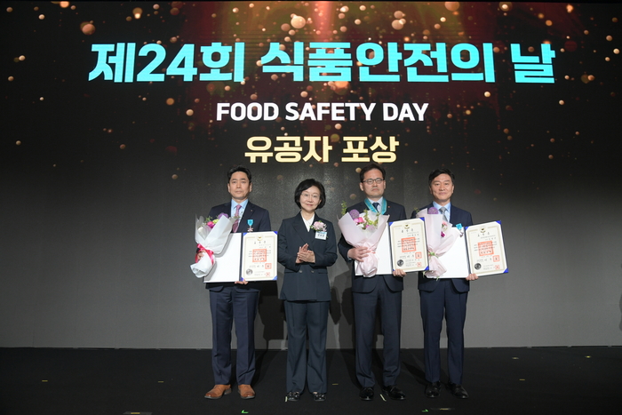 (왼쪽부터)안빈 한국인삼공사 대표,오유경 식품의약품안전처장,박윤기 롯데칠성음료 대표,김정년 한국식품과학연구원 부원장이 8일 서울 중구 더 플라자 호텔 서울에서 제24회 식품안전의 날 기념식에서 기념촬영했다.(사