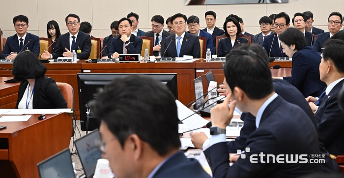 국회 과학기술정보방송통신위원회 SK텔레콤 해킹 관련 청문회가 8일 서울 여의도 국회에서 열렸다.유영상 SKT 대표가 질의에 답하고 있다.왼쪽부터 류정환 SKT 부사장,<a href=