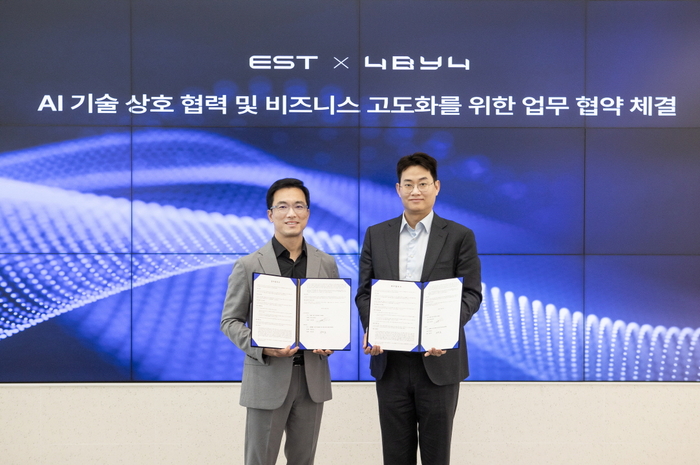 정상원 이스트소프트 대표(왼쪽)와 윤준호 포바이포 대표가 AI 기술 상호 협력·비즈니스 고도화를 위한 업무협약 체결 후 기념 촬영을 하고 있다.이스트소프트 제공
