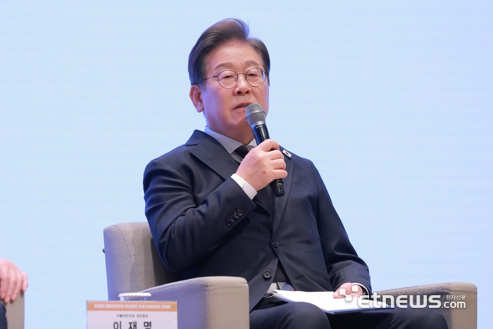 대통령선거 후보 초청 경제5단체장 간담회가 8일 서울 중구 대한상공회의소에서 열렸다.이재명 더불어민주당 대선 후보가 경제정책에 대한 질의응답을 하고 있다.이동근기자 