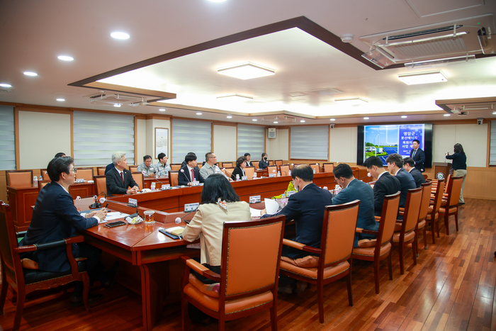 전라남도 영암군은 8일 오후 군청 2층 낭산실에서 '분산에너지 특화지역 지정 공모사업' 추진을 위한 컨소시엄 협약식을 개최하고 지역 주도의 에너지전환 모델 구축을 위한 공식적인 첫 발을 내디뎠다.