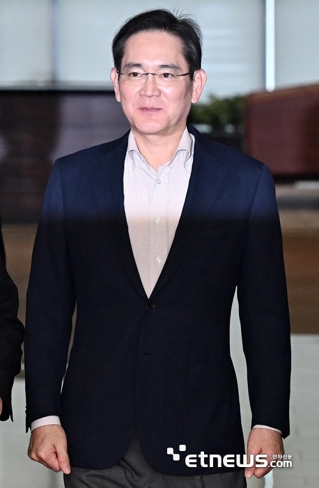 지난달 일본 출장을 다녀온 이재용 삼성전자 회장이 지난 3월 9일 서울 강서구 김포비즈니스항공센터(SGBAC)를 통해 귀국한 모습.이동근기자 