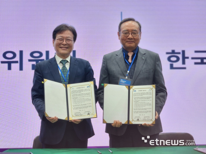 이재홍 한국게임정책학회장(왼쪽)과 서태건 게임물관리위원장이 업무협약을 체결하고 기념촬영했다.
