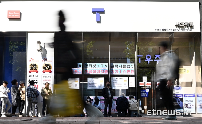 SK텔레콤 유심 해킹 사태로 인한 무상 교체 2일 차인 지난달 29일 서울 서초구의 한 SKT 직영대리점에서 가입자들이 개점 전부터 길게 줄 서 있다.이동근기자 