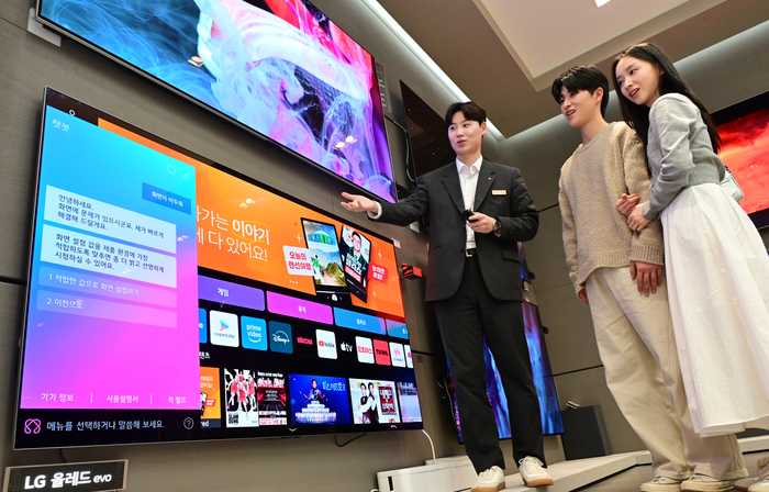 LG전자가 지난 3월 27일부터 베스트샵 주요 매장에서 2025년형 올레드 TV 판매를 시작했다.모델이 AI 챗봇 기능을 이용하고 있다.