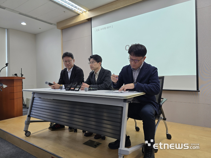(왼쪽부터)김희섭 SK텔레콤 PR센터장,임봉호 SK텔레콤 MNO사업부장,류정환 SK텔레콤 인프라 전략기술센터 담당(부사장)이 11일 서울 을지로 삼화타워에서 열린 유심해킹사태 일일브리핑에서 QnA를 받고 있다.