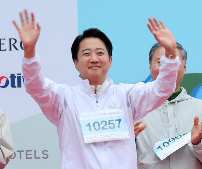개혁신당 이준석 대선 후보가 11일 오전 부산 해운대구 벡스코 일대에서 열린 다이아몬드브릿지 걷기축제에 참가해 시민들에게 인사하고 있다.[연합뉴스]