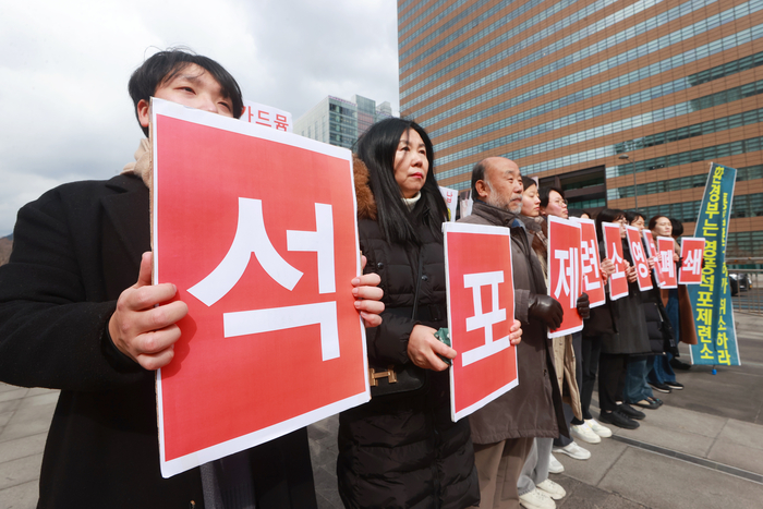 환경보건시민센터, 환경운동연합 등 시민사회단체 회원들이 지난 2월 25일 오후 서울 종로구 광화문 이순신동상 앞에서 '영풍석포제련소 영구폐쇄' 촉구 기자회견을 하고 있다.