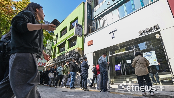 서울 중구 SKT PS&M 을지로점에서 가입자들이 유심 교체를 위해 줄지어 서 있다. 이동근기자 foto@etnews.com