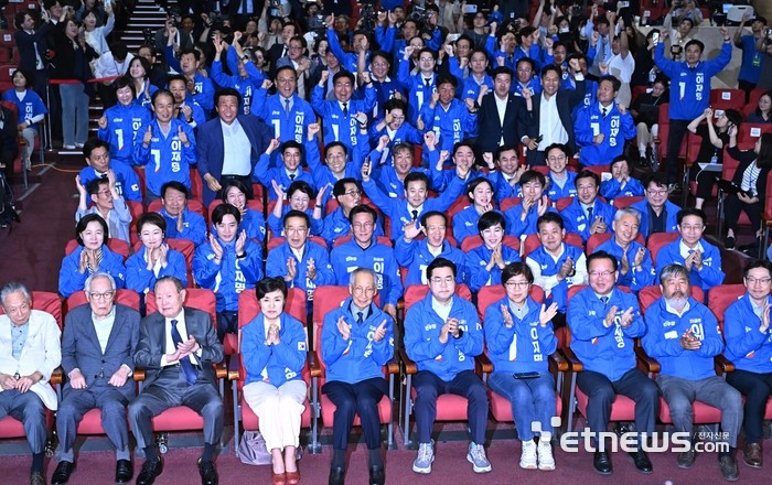 <b>이재명</b>, 21대 대통령 <b>당선 유력</b>…12·3 비상계엄 심판 택했다