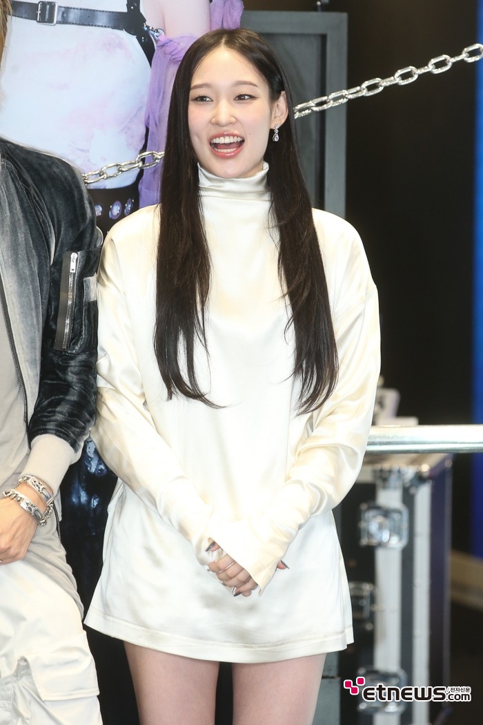 [ET포토] <b>올데이 프로젝트</b> <b>애니</b>, '<b>데뷔</b>하니 좋네요~'