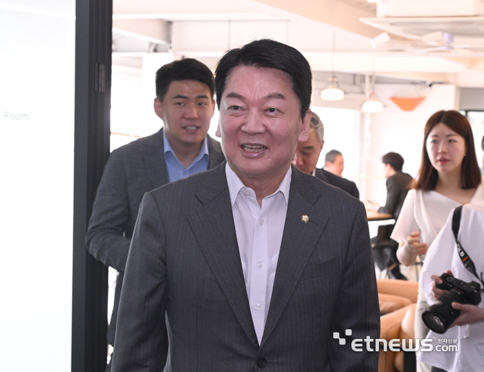 최수진 국민의힘 국회의원과 전자신문이 공동 주최한 '바이오헬스 디지털 혁신포럼 현장 간담회'가 24일 서울 송파구 비워크서울에서 열렸다. 안철수 국민의힘 의원이 행사장에 입장하고 있다. 박지호기자 jihopress@
