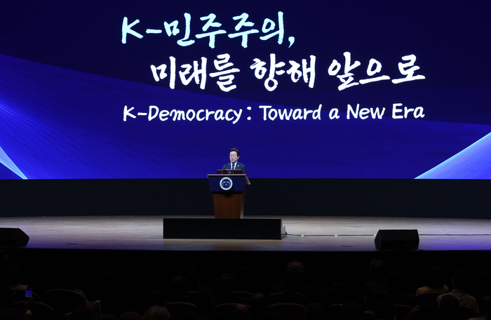 이재명 대통령, 세계정치학회 서울총회 개막 연설 (서울=연합뉴스) 홍해인 기자 = 이재명 대통령이 13일 서울 강남구 코엑스에서 열린 2025 세계정치학회(IPSA) 서울총회 개막식에서 연설하고 있다. 202