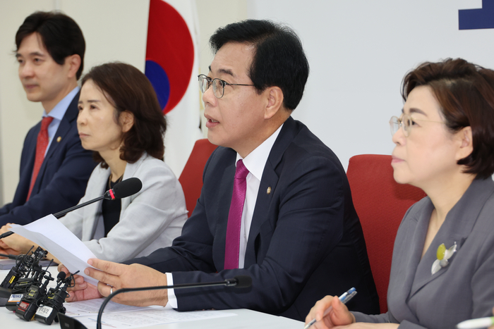 인사청문회 관련 입장 밝히는 송언석 비대위원장 (서울=연합뉴스) 김주성 기자 = 국민의힘 송언석 비대위원장 겸 원내대표가 16일 서울 여의도 국회에서 기자간담회를 열어 강선우 여성가족부 장관 후보자의 사퇴를