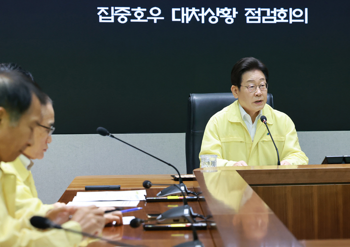 이재명 대통령, 집중호우 대처상황 점검회의 발언 (서울=연합뉴스) 홍해인 기자 = 이재명 대통령이 18일 정부서울청사 중앙재난안전상황실 서울상황센터에서 열린 집중호우 대처상황 점검회의에서 발언하고 있다. 2