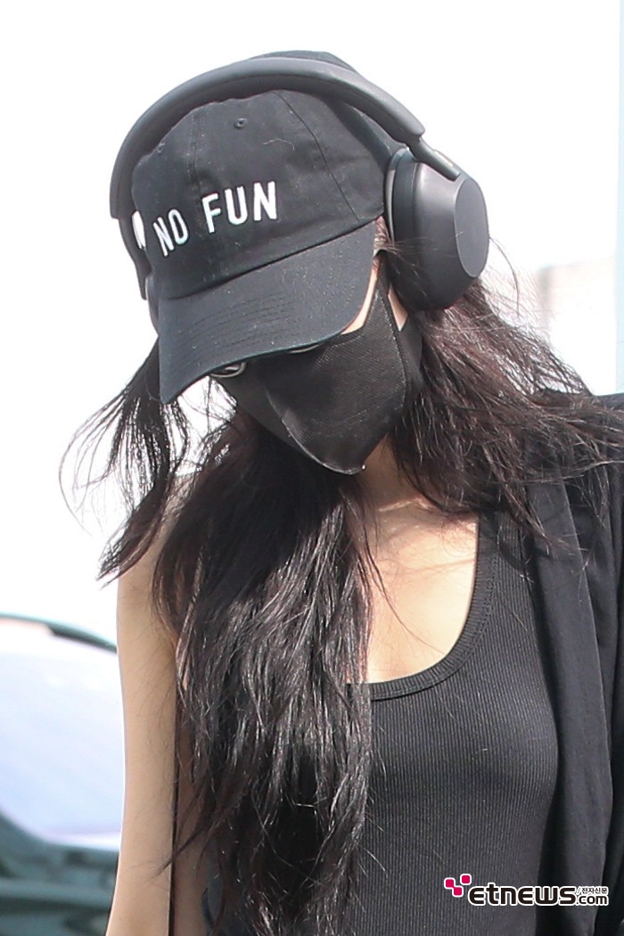 [ET포토] <b>블랙핑크</b> <b>제니</b>, '가려도 멋짐'