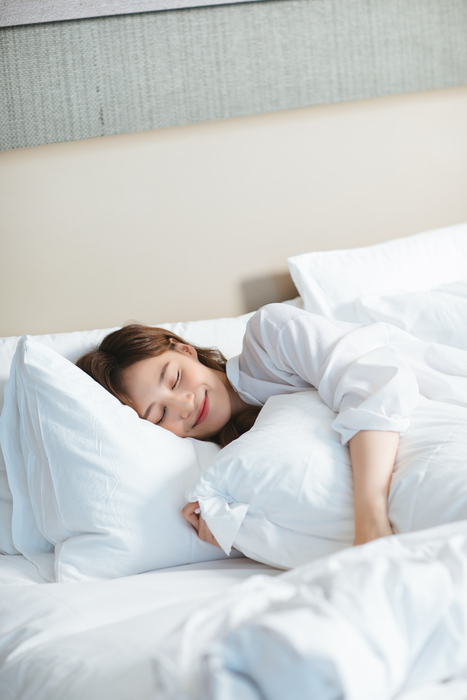 천장을 보고 곧게 눕는 수면 자세가 기억력 저하와 치매 발병 가능성을 높일 수 있다는 전문가의 주장이 제기됐다. 사진=게티이미지