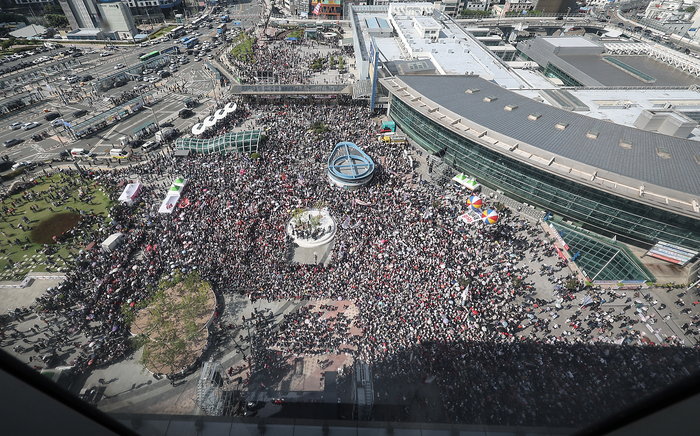 동대구역 광장에서 열린 국민의힘 '야당탄압·독재정치 국민 규탄대회' (대구=연합뉴스) 윤관식 기자 = 21일 대구 동구 동대구역 광장에서 국민의힘 '야당탄압·독재정치 국민 규탄대회'가 열리고 있다. 2025.