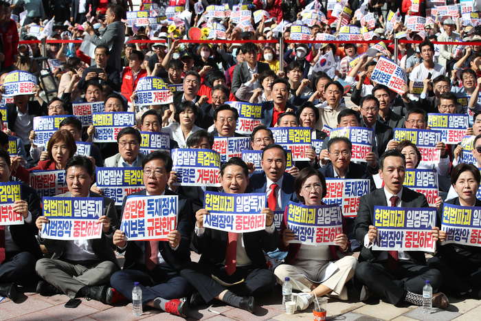 국민의힘 야당탄압·독재정치 국민 규탄대회 참석한 장동혁, 송언석 (대구=연합뉴스) 윤관식 기자 = 국민의힘 장동혁 대표와 송언석 원내대표를 비롯한 국민의힘 관계자들이 21일 대구 동구 동대구역 광장에서 열린