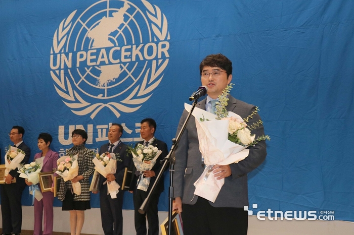 이창재 대웅제약 대표가 29일 UN피스코에서 주최한 2025년 SDGs 대상에서 '건강과 웰빙' 부문 수상을 받고 있다.