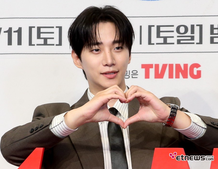 [ET포토] <b>이준호</b>, '추석 선물같은 <b>하트</b>'