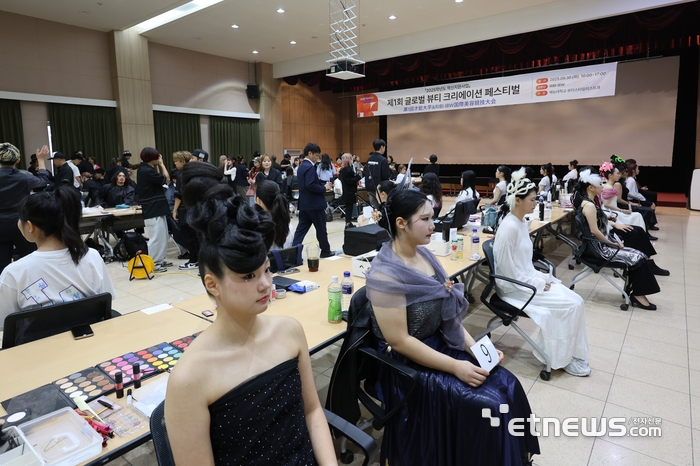 재능대에서 개최된 '2025 제1회 글로벌 뷰티 크리에이션 페스티벌' 참가 학생들이 작품 심사를 기다리고 있다.