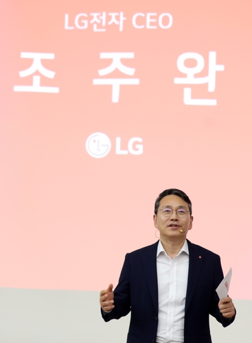 조주완 LG전자 CEO가 2일 부산대학교 기계관에서 재학생 300명에게 CEO 특강을 진행하고 있는 모습.