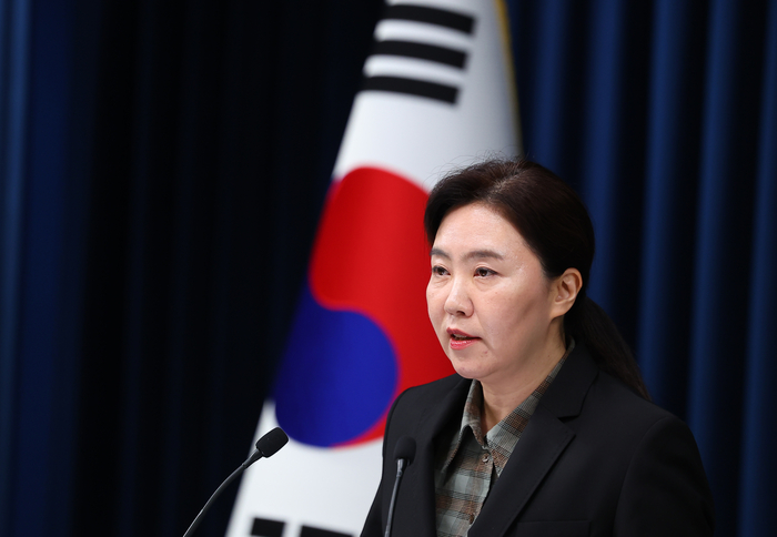 브리핑하는 강유정 대변인 (서울=연합뉴스) 김도훈 기자 = 강유정 대변인이 2일 용산 대통령실에서 이날 열린 수석보좌관회의 관련 브리핑을 하고 있다. 2025.10.2