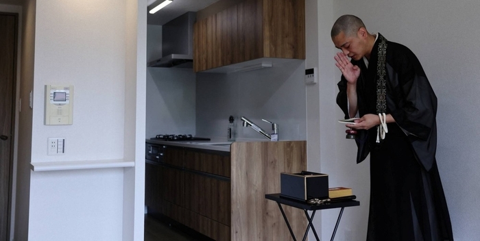 사고 물건에서 퇴마 의식을 진행하는 일본 승려. 사진=로이터 연합뉴스