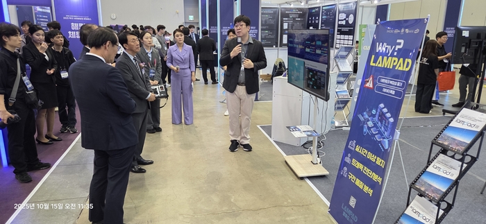 '2025부산 사이버보안 콘퍼런스'에서 VIP들이 램파드의 부스에 들러 제품 설명을 듣고 있다.