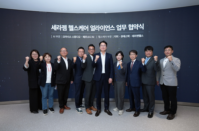 세라젬이 16일 역삼동에 위치한 서울타운에서 AI·디지털 헬스케어 전문기업 5개사와 '헬스케어 얼라이언스' MOU를 체결했다. 중앙에 이경수 세라젬 대표