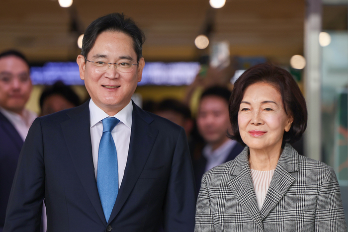 이재용 삼성전자 회장(왼쪽)과 홍라희 전 삼성미술관 리움 관장이 지난해 10월 21일 오후 서울 종로구 서울대병원 어린이병원에서 열린 소아암·희귀질환 지원사업단 행사 참석을 마치고