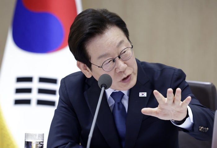 李 대통령 “투기수요 철저히 억제…<b>의료 개혁</b> 공론화 거쳐 <b>재추진</b>”