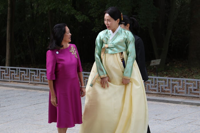 [<b>APEC</b> 2025] <b>김혜경 여사</b>, <b>불국사</b>에서 <b>APEC</b> 경제체 배우자들과 문화 체험