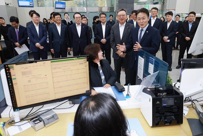 “더 이상 여러 <b>은행</b> 안 다녀요”…<b>창구 혁명</b> 시작됐다